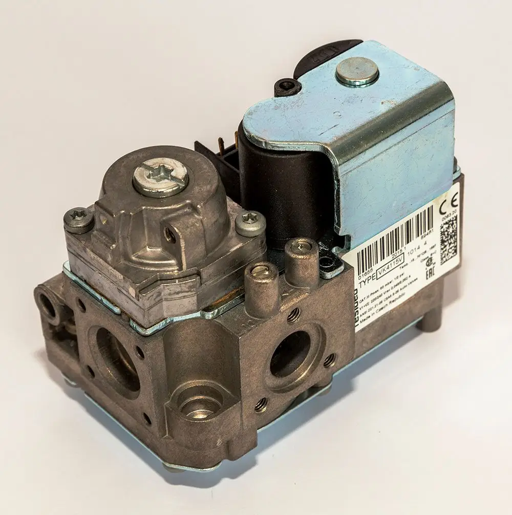 Gaskombiventil von Daikin mit Metallgehäuse und elektronischem Antrieb. Sichtbare Anschlüsse und Typenschild auf der Seite. Einsatz in Heizsystemen möglich.
